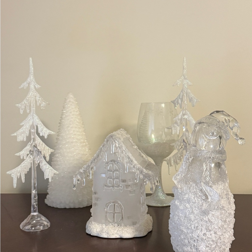 Elegant White Holiday Decor Set